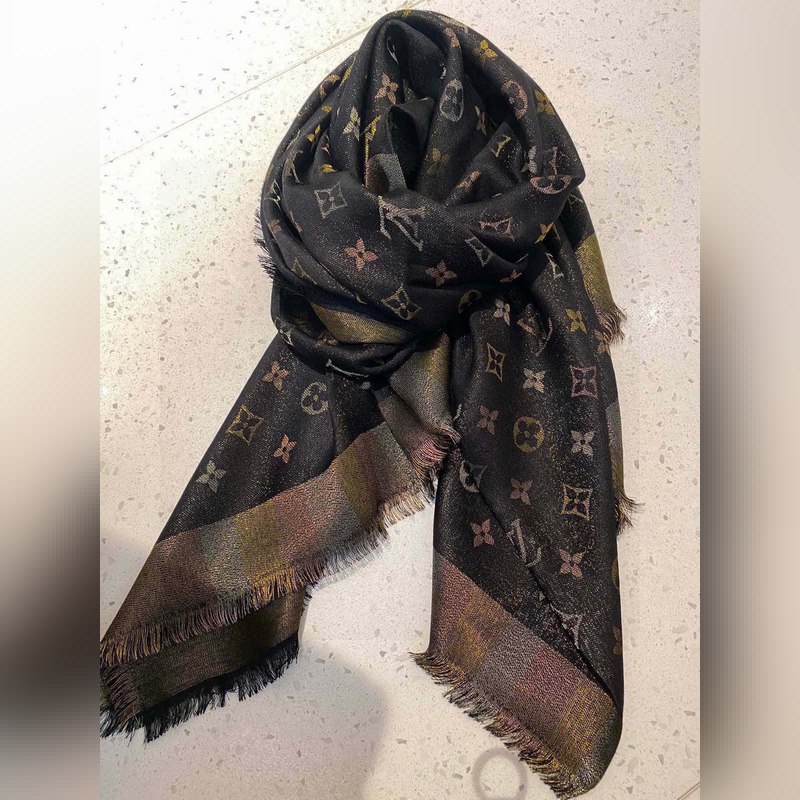 最好的LV！品質絕了，被QC 潛規則 的LV最最經典披肩。正規單才會有這麼多的顔