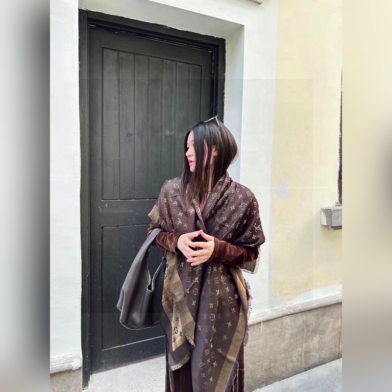 最好的LV！品質絕了，被QC 潛規則 的LV最最經典披肩。正規單才會有這麼多的顔