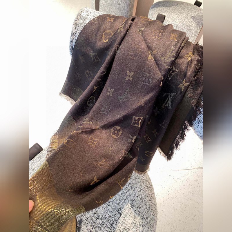 最好的LV！品質絕了，被QC 潛規則 的LV最最經典披肩。正規單才會有這麼多的顔