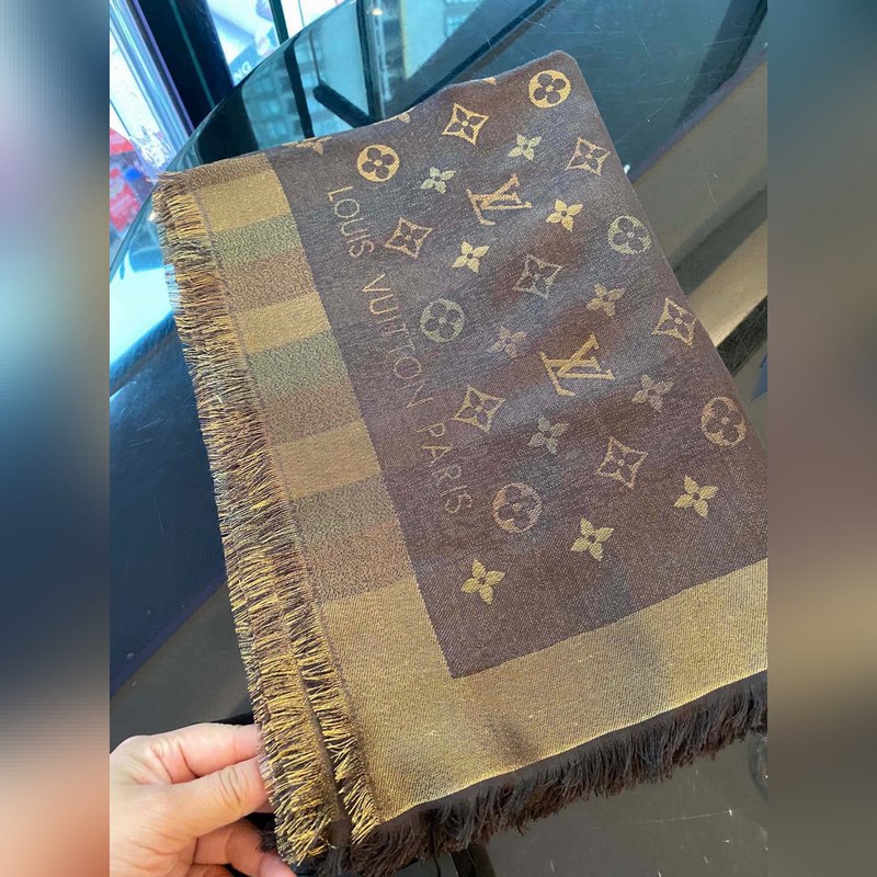 最好的LV！品質(zhì)絕了，被QC 潛規(guī)則 的LV最最經(jīng)典披肩。正規(guī)單才會有這麼多的顔