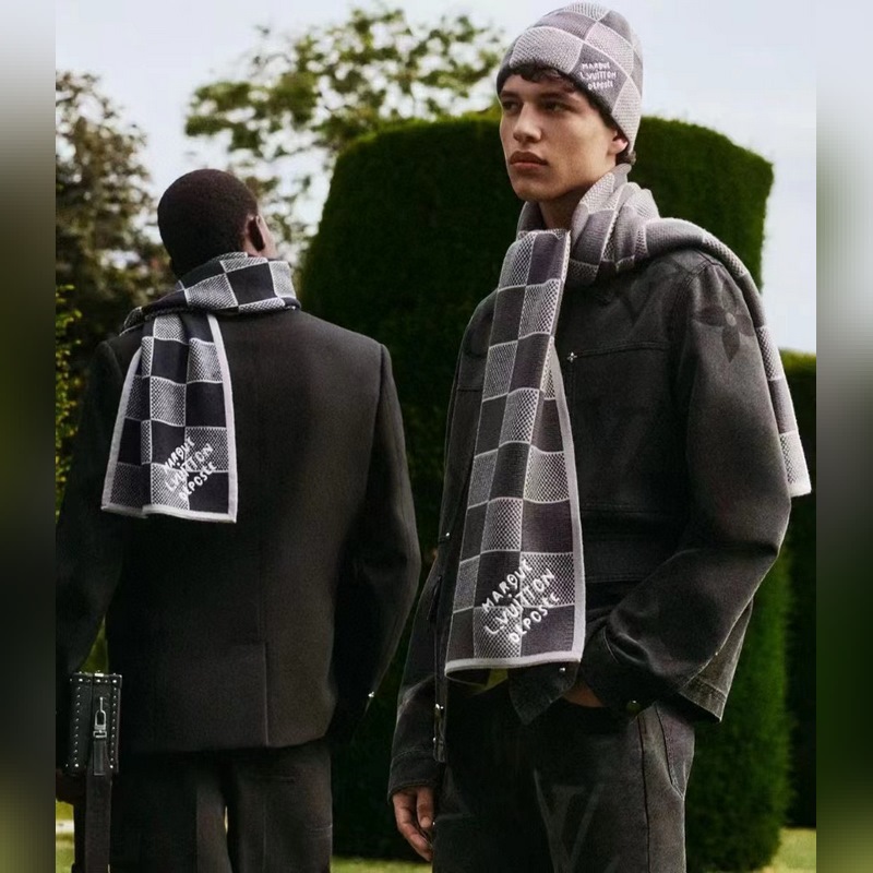 LV羊絨帽子圍巾套裝.原單.全套品相非常柔軟親膚，彈性很好有質感又非常百搭的款式