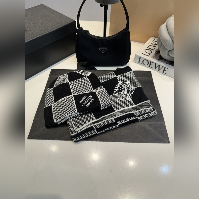 LV羊絨帽子圍巾套裝.原單.全套品相非常柔軟親膚，彈性很好有質感又非常百搭的款式