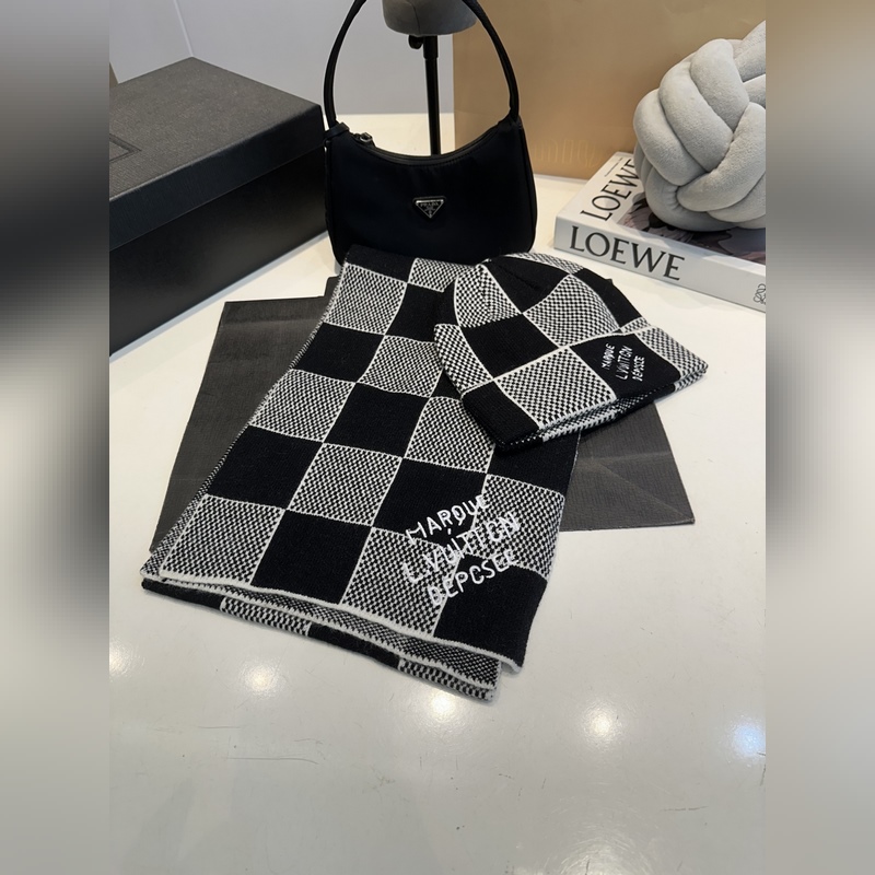 LV羊絨帽子圍巾套裝.原單.全套品相非常柔軟親膚，彈性很好有質感又非常百搭的款式