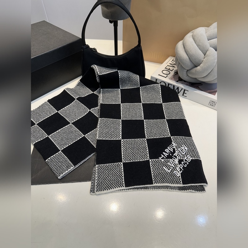 LV羊絨帽子圍巾套裝.原單.全套品相非常柔軟親膚，彈性很好有質感又非常百搭的款式