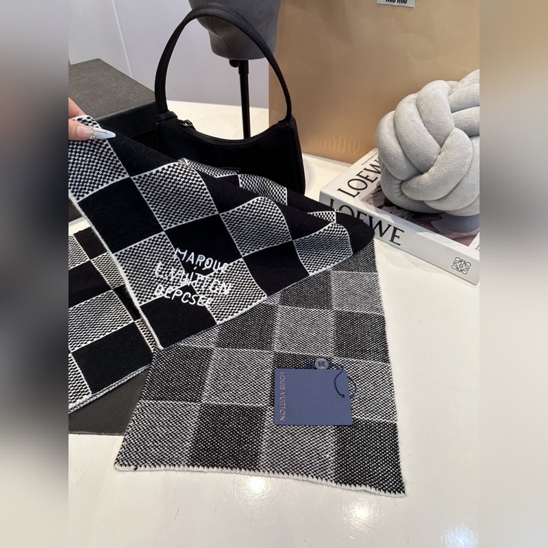 LV羊絨帽子圍巾套裝.原單.全套品相非常柔軟親膚，彈性很好有質感又非常百搭的款式