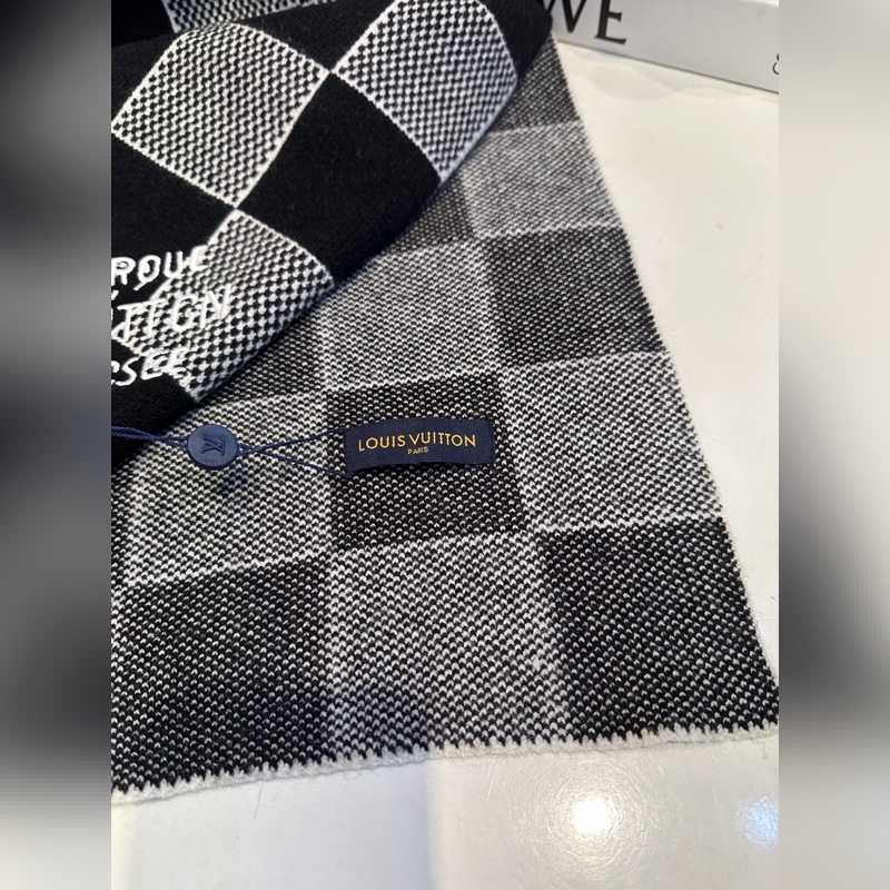 LV羊絨帽子圍巾套裝.原單.全套品相非常柔軟親膚，彈性很好有質感又非常百搭的款式