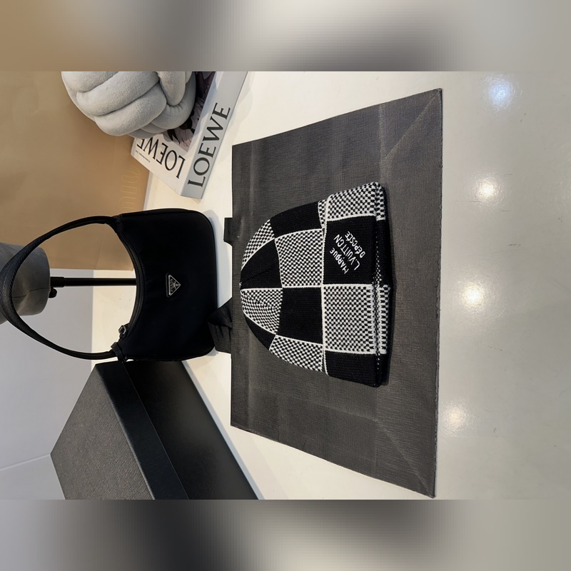 LV羊絨帽子圍巾套裝.原單.全套品相非常柔軟親膚，彈性很好有質感又非常百搭的款式