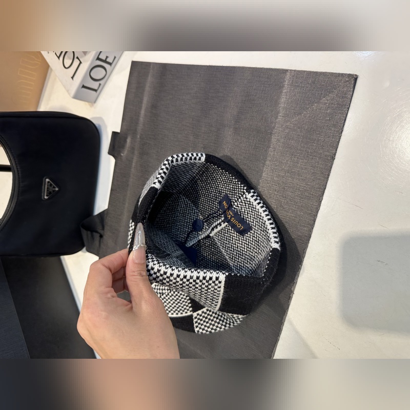 LV羊絨帽子圍巾套裝.原單.全套品相非常柔軟親膚，彈性很好有質感又非常百搭的款式