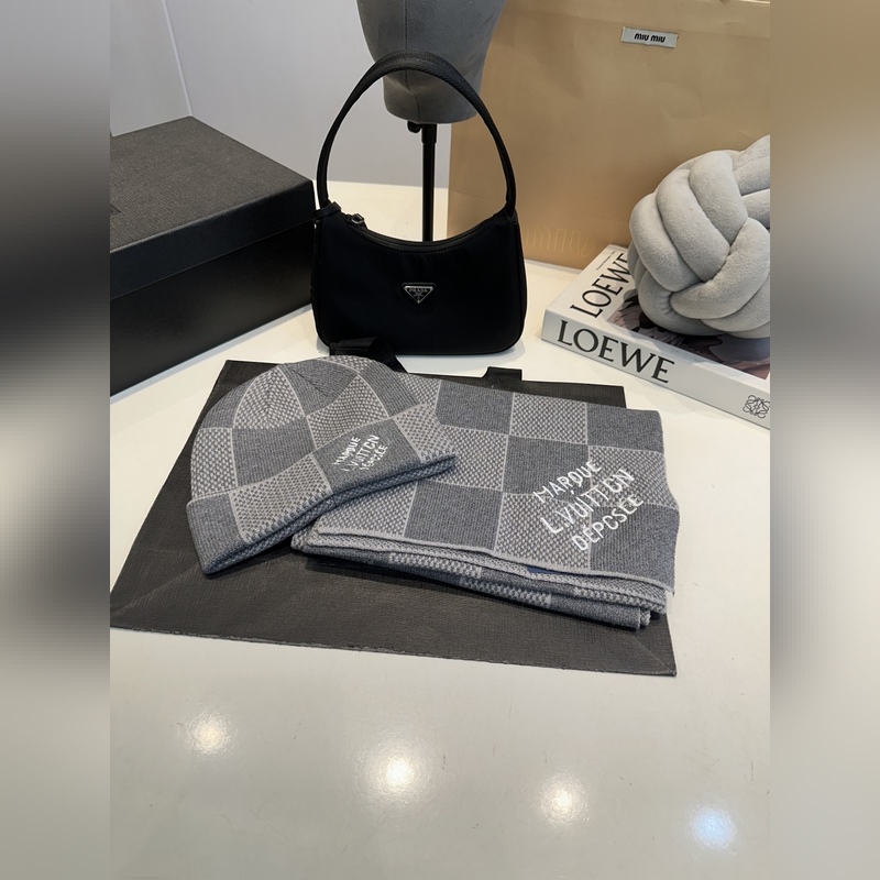 LV羊絨帽子圍巾套裝.原單.全套品相非常柔軟親膚，彈性很好有質感又非常百搭的款式