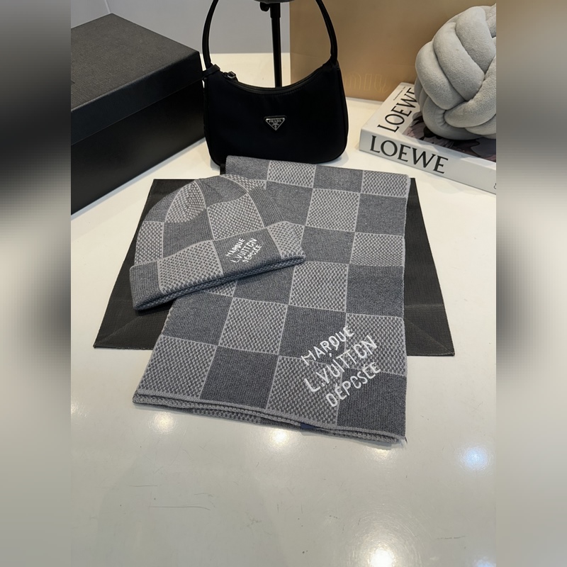 LV羊絨帽子圍巾套裝.原單.全套品相非常柔軟親膚，彈性很好有質感又非常百搭的款式