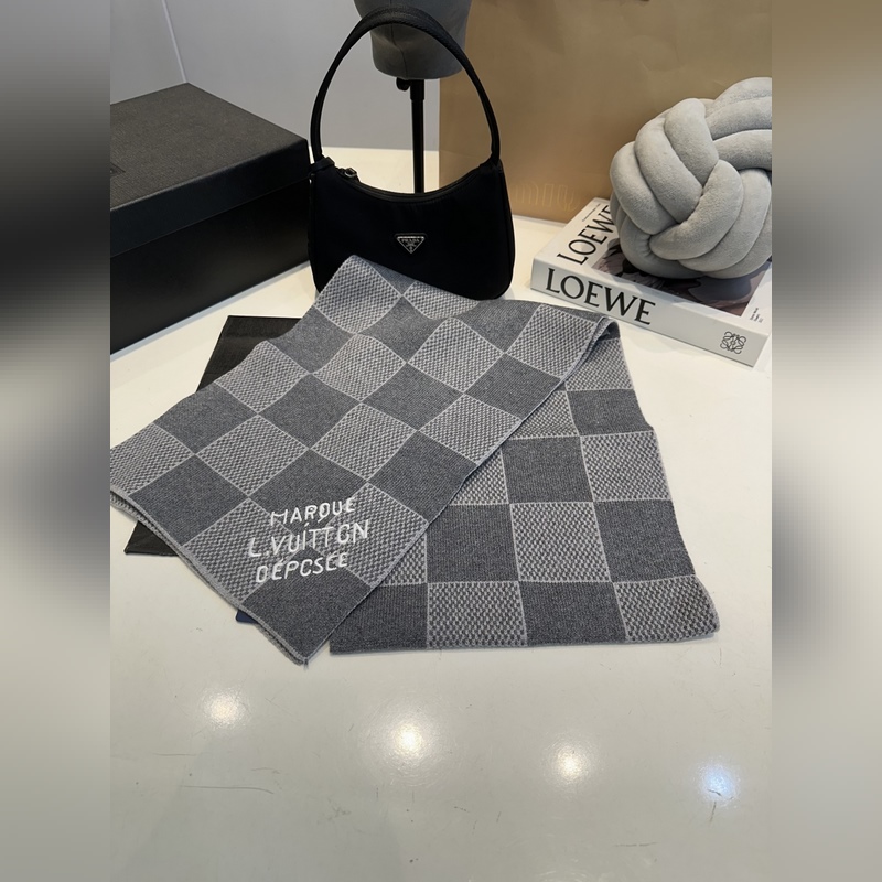 LV羊絨帽子圍巾套裝.原單.全套品相非常柔軟親膚，彈性很好有質感又非常百搭的款式