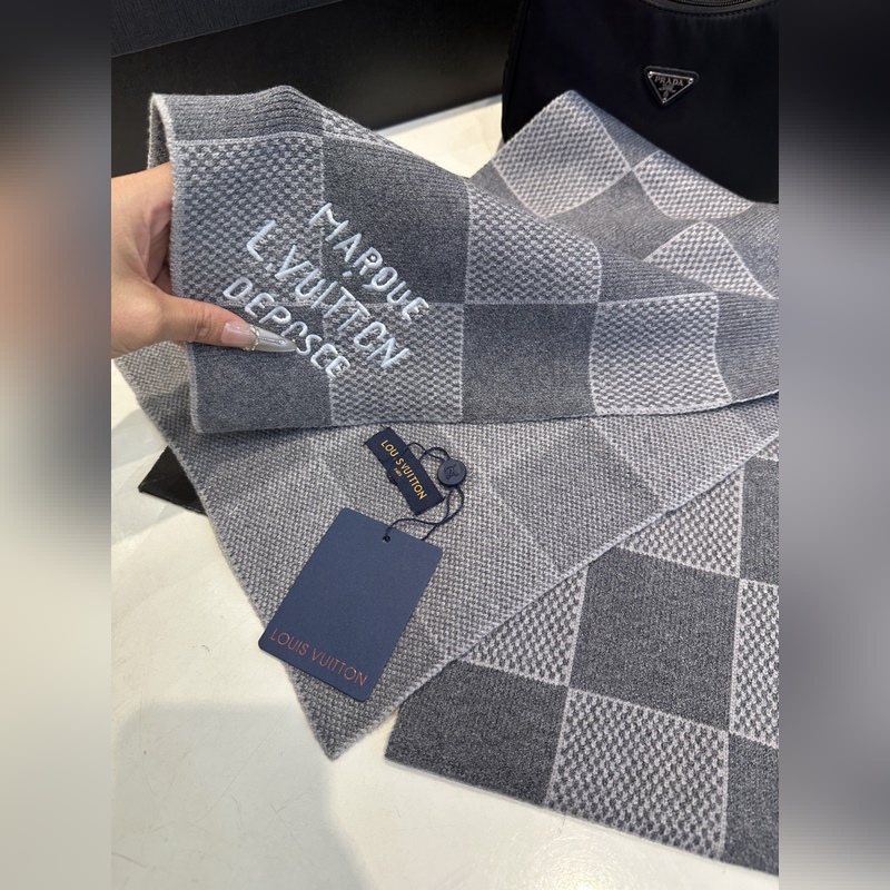 LV羊絨帽子圍巾套裝.原單.全套品相非常柔軟親膚，彈性很好有質感又非常百搭的款式