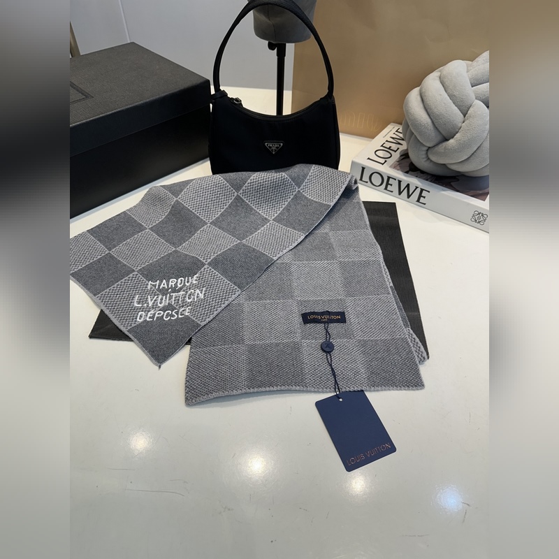 LV羊絨帽子圍巾套裝.原單.全套品相非常柔軟親膚，彈性很好有質感又非常百搭的款式