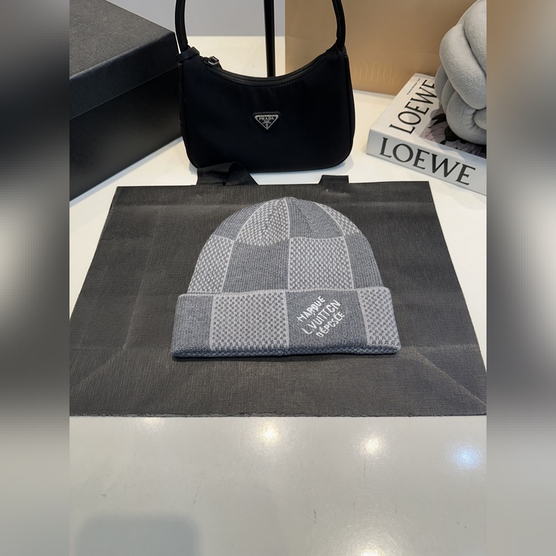 LV羊絨帽子圍巾套裝.原單.全套品相非常柔軟親膚，彈性很好有質感又非常百搭的款式