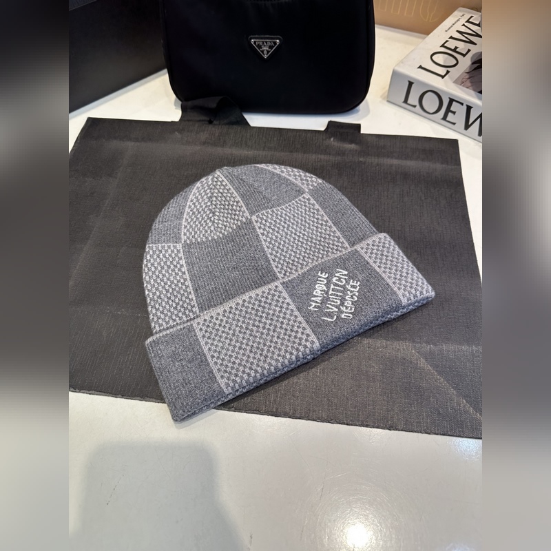 LV羊絨帽子圍巾套裝.原單.全套品相非常柔軟親膚，彈性很好有質感又非常百搭的款式