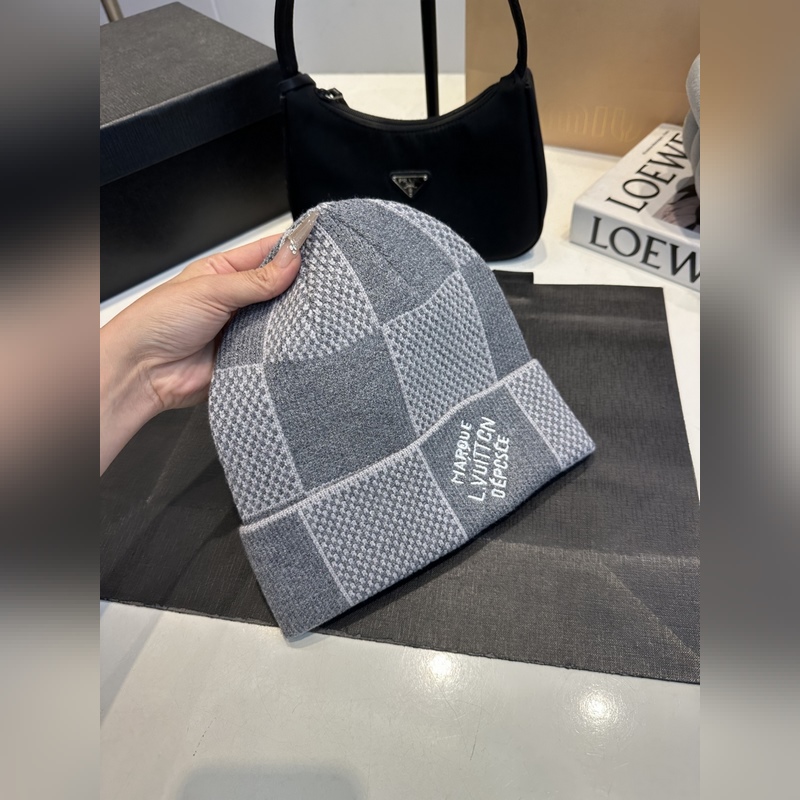 LV羊絨帽子圍巾套裝.原單.全套品相非常柔軟親膚，彈性很好有質感又非常百搭的款式