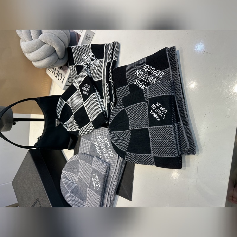 LV羊絨帽子圍巾套裝.原單.全套品相非常柔軟親膚，彈性很好有質感又非常百搭的款式