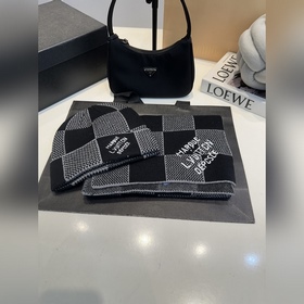 LV羊絨帽子圍巾套裝.原單.全套品相非常柔軟親膚，彈性很好有質(zhì)感又非常百搭的款式