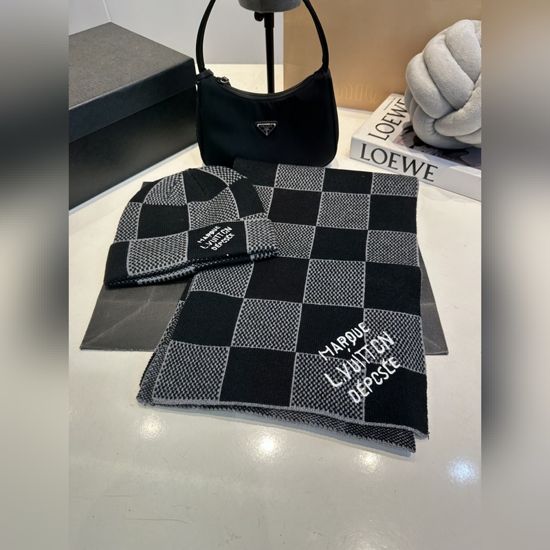 LV羊絨帽子圍巾套裝.原單.全套品相非常柔軟親膚，彈性很好有質感又非常百搭的款式