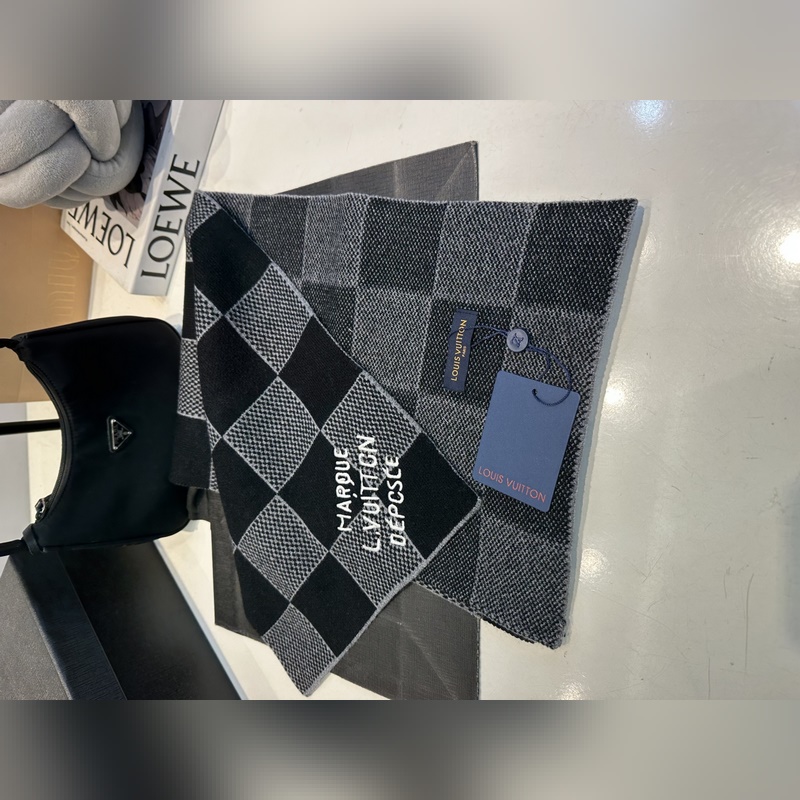 LV羊絨帽子圍巾套裝.原單.全套品相非常柔軟親膚，彈性很好有質感又非常百搭的款式