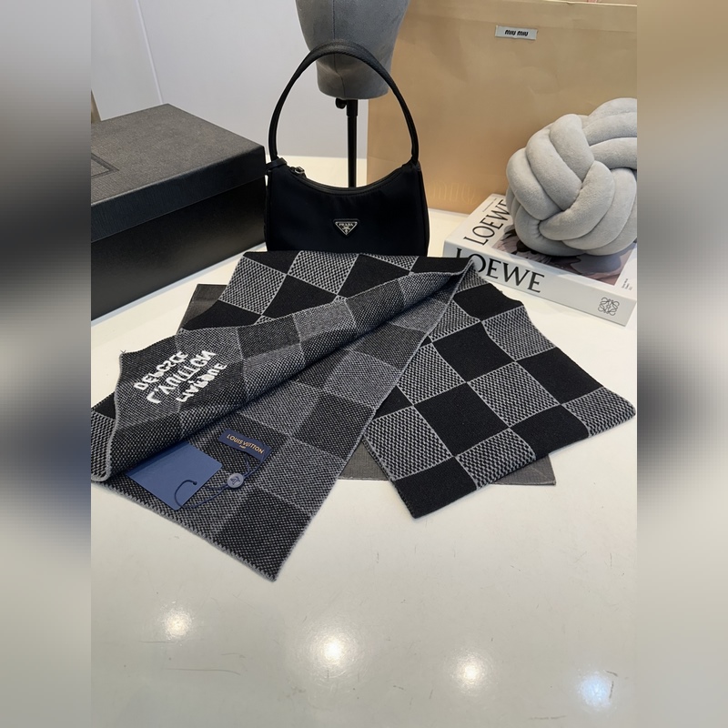 LV羊絨帽子圍巾套裝.原單.全套品相非常柔軟親膚，彈性很好有質感又非常百搭的款式