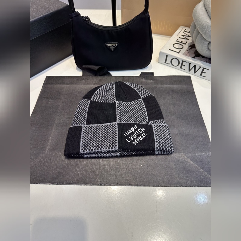 LV羊絨帽子圍巾套裝.原單.全套品相非常柔軟親膚，彈性很好有質感又非常百搭的款式