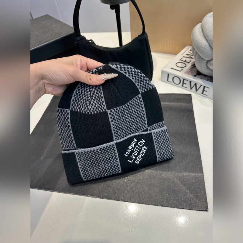 LV羊絨帽子圍巾套裝.原單.全套品相非常柔軟親膚，彈性很好有質感又非常百搭的款式