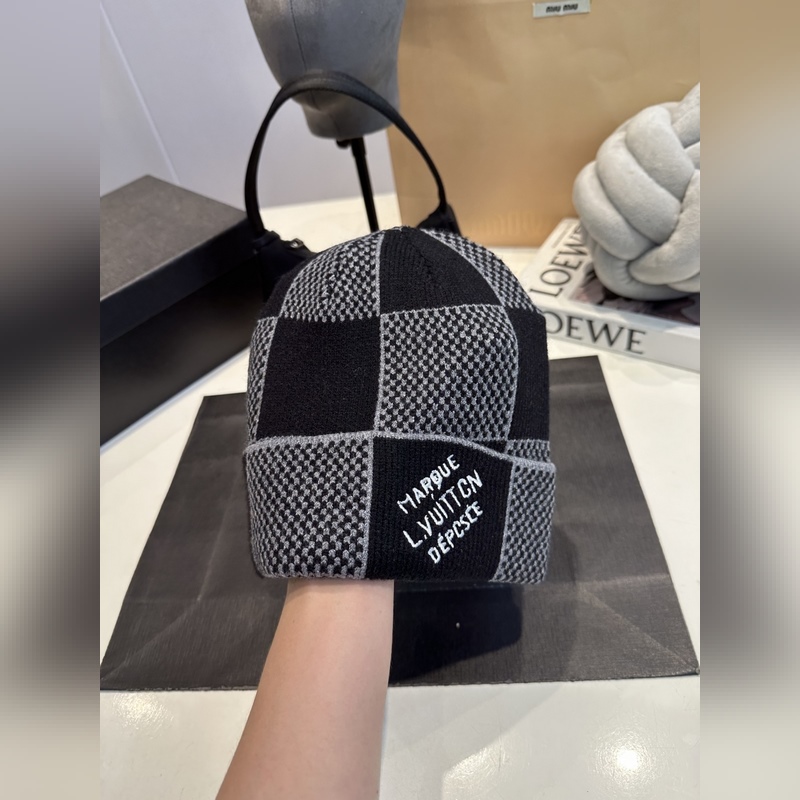 LV羊絨帽子圍巾套裝.原單.全套品相非常柔軟親膚，彈性很好有質感又非常百搭的款式