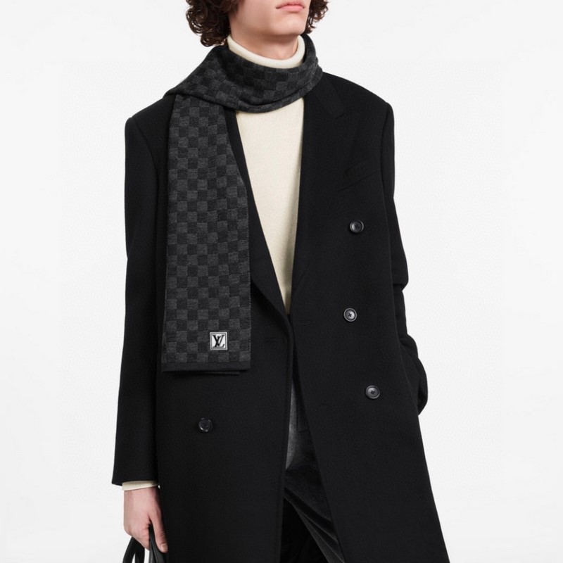 經典LV棋盤格羊毛 圍巾+帽子 這款柔軟的羊毛圍巾運用精細的針織技術編織出經典的