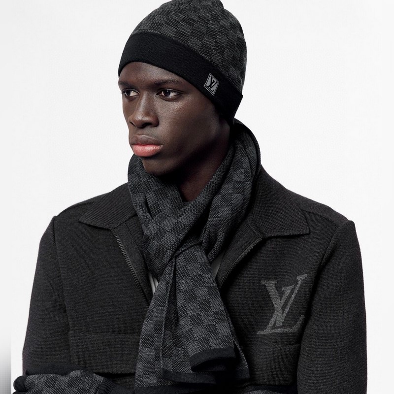 經典LV棋盤格羊毛 圍巾+帽子 這款柔軟的羊毛圍巾運用精細的針織技術編織出經典的