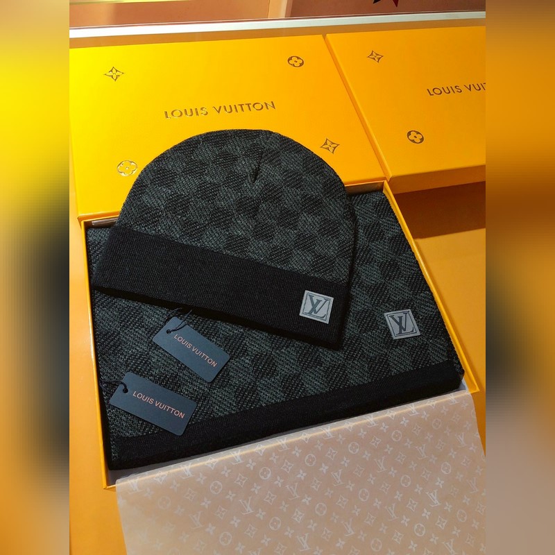 經典LV棋盤格羊毛 圍巾+帽子 這款柔軟的羊毛圍巾運用精細的針織技術編織出經典的