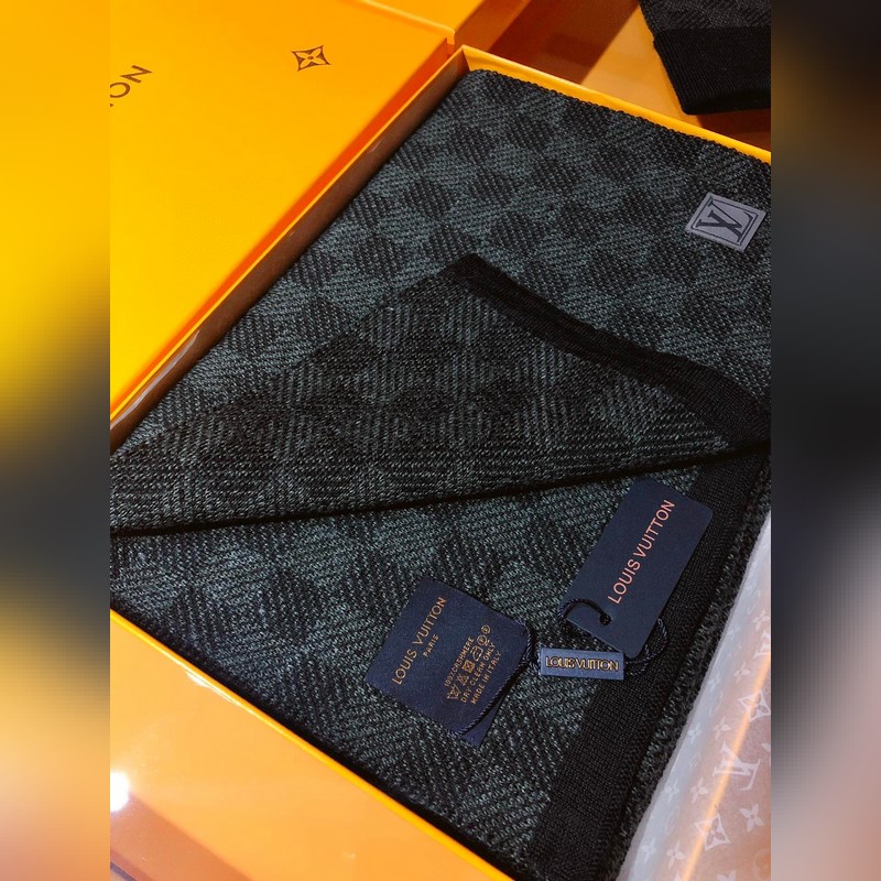 經典LV棋盤格羊毛 圍巾+帽子 這款柔軟的羊毛圍巾運用精細的針織技術編織出經典的