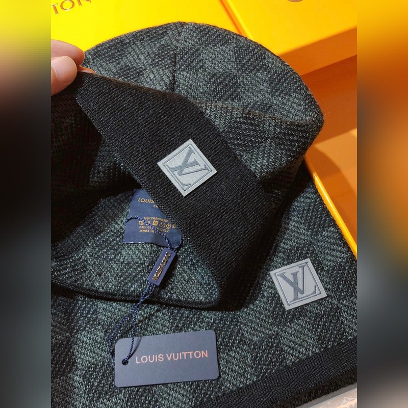 經典LV棋盤格羊毛 圍巾+帽子 這款柔軟的羊毛圍巾運用精細的針織技術編織出經典的