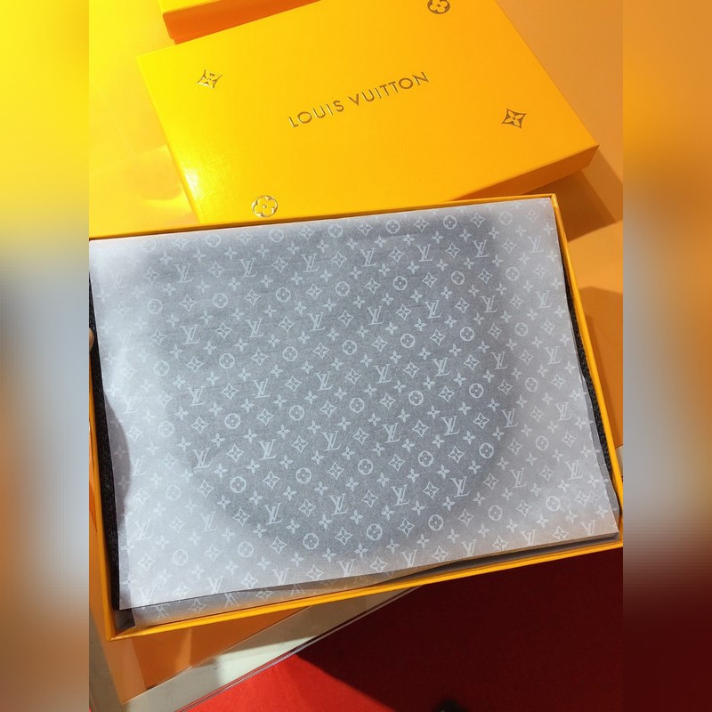 經典LV棋盤格羊毛 圍巾+帽子 這款柔軟的羊毛圍巾運用精細的針織技術編織出經典的