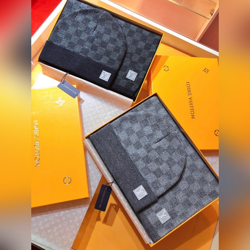 經典LV棋盤格羊毛 圍巾+帽子 這款柔軟的羊毛圍巾運用精細的針織技術編織出經典的