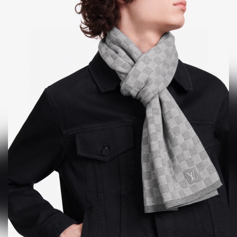 經(jīng)典LV棋盤格羊毛 圍巾+帽子 這款柔軟的羊毛圍巾運用精細的針織技術編織出經(jīng)典的