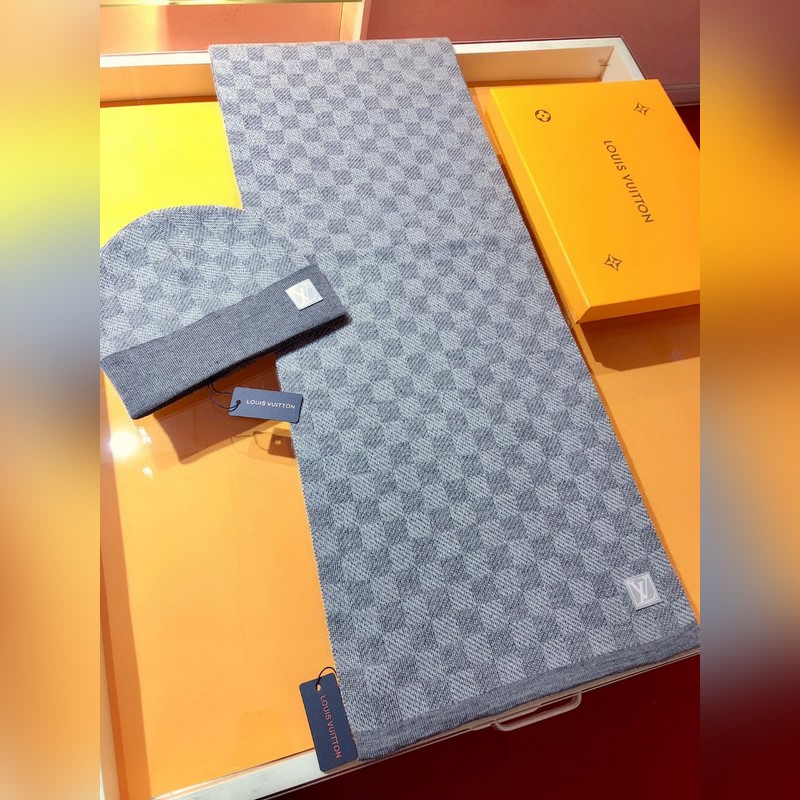 經(jīng)典LV棋盤格羊毛 圍巾+帽子 這款柔軟的羊毛圍巾運用精細的針織技術編織出經(jīng)典的