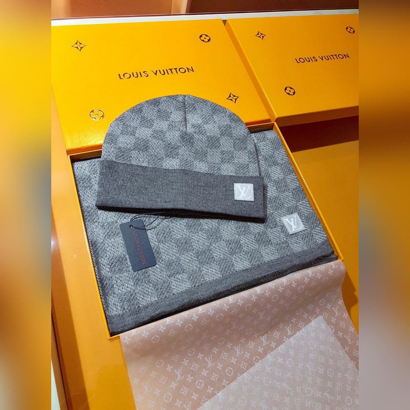 經(jīng)典LV棋盤格羊毛 圍巾+帽子 這款柔軟的羊毛圍巾運用精細的針織技術編織出經(jīng)典的