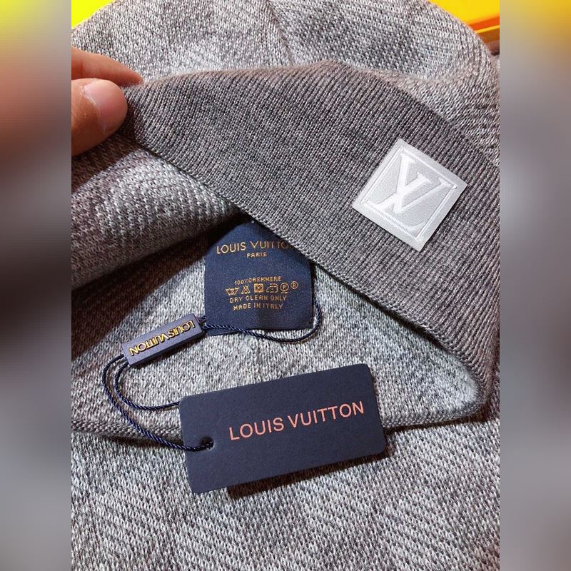 經(jīng)典LV棋盤格羊毛 圍巾+帽子 這款柔軟的羊毛圍巾運用精細的針織技術編織出經(jīng)典的