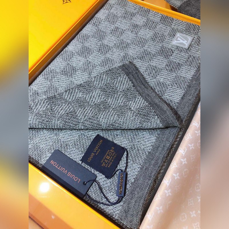 經(jīng)典LV棋盤格羊毛 圍巾+帽子 這款柔軟的羊毛圍巾運用精細的針織技術編織出經(jīng)典的