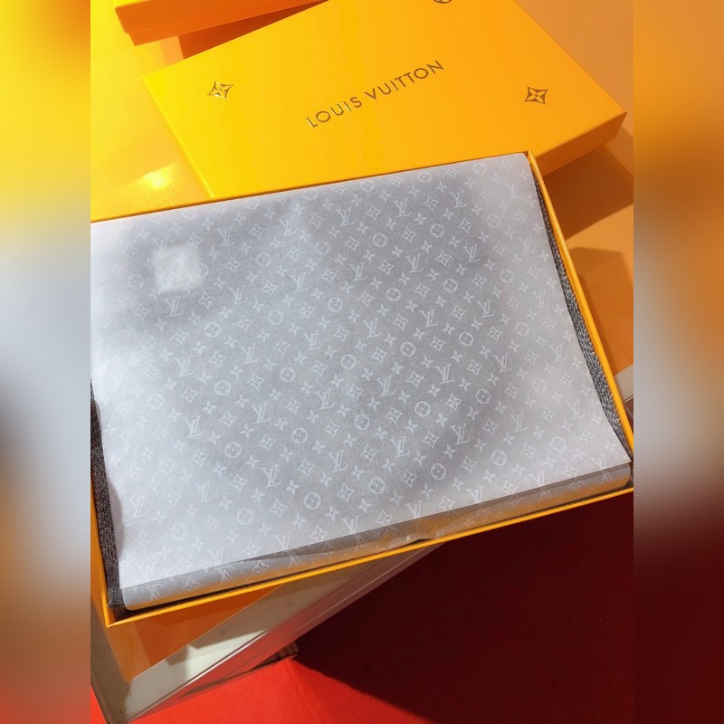 經(jīng)典LV棋盤格羊毛 圍巾+帽子 這款柔軟的羊毛圍巾運用精細的針織技術編織出經(jīng)典的