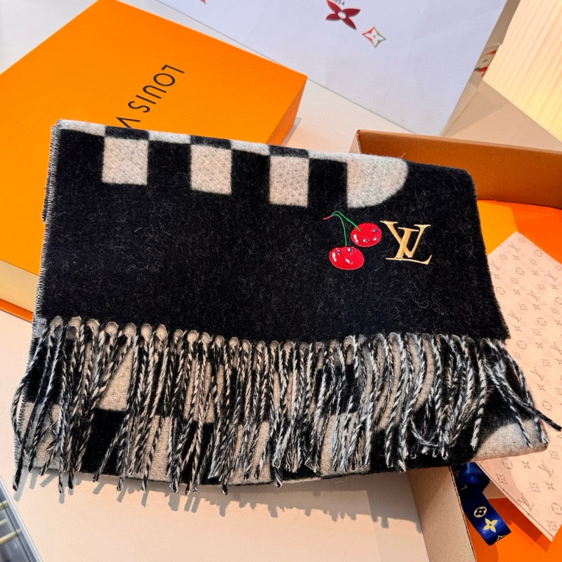 L新款櫻桃圍巾 好看的要瘋掉了，太有型太有魅力了 非常斯文時尚的秋冬單品！真的