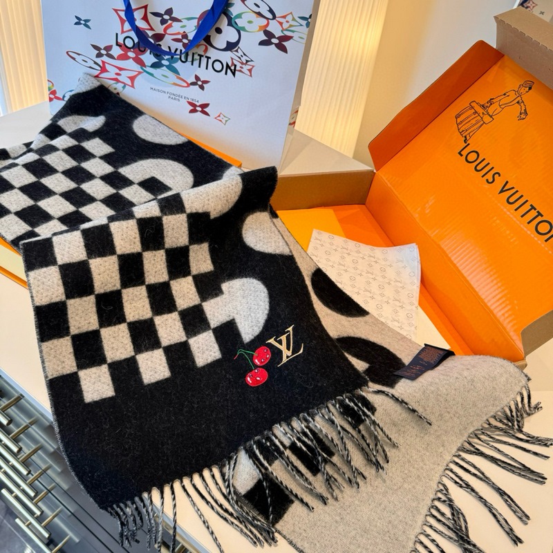 L新款櫻桃圍巾 好看的要瘋掉了，太有型太有魅力了 非常斯文時尚的秋冬單品！真的