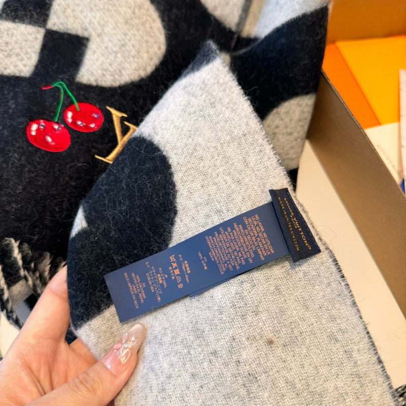 L新款櫻桃圍巾 好看的要瘋掉了，太有型太有魅力了 非常斯文時尚的秋冬單品！真的