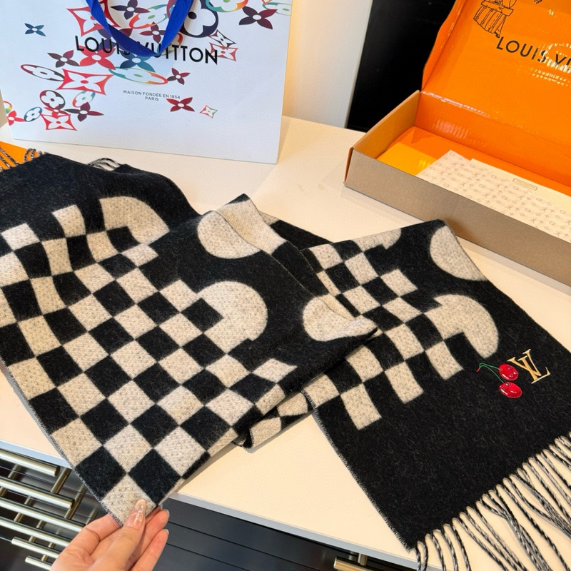 L新款櫻桃圍巾 好看的要瘋掉了，太有型太有魅力了 非常斯文時尚的秋冬單品！真的