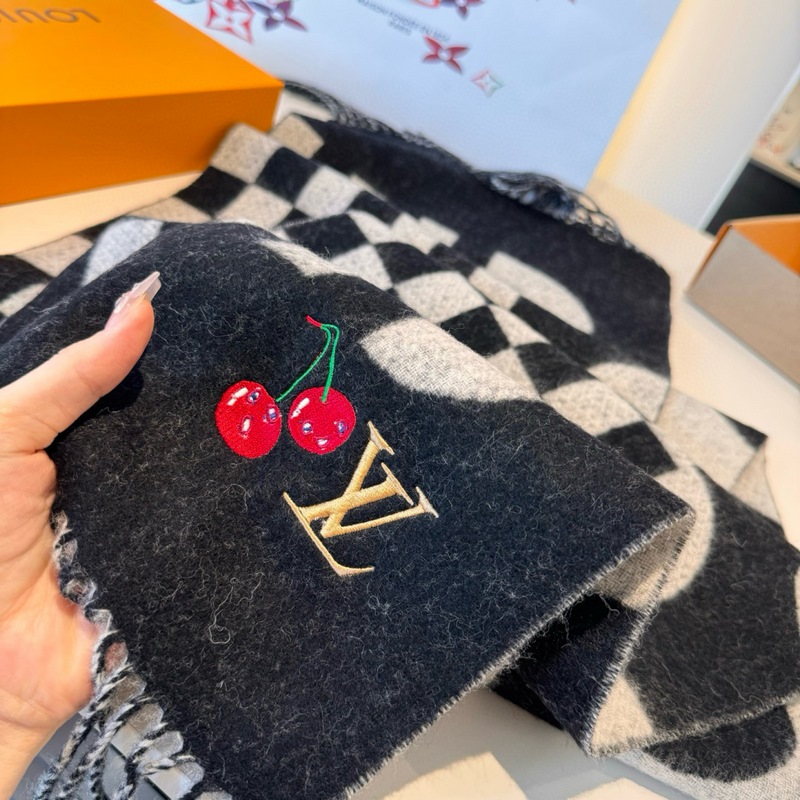 L新款櫻桃圍巾 好看的要瘋掉了，太有型太有魅力了 非常斯文時尚的秋冬單品！真的