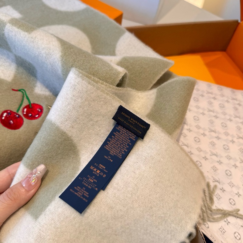 L新款櫻桃圍巾 好看的要瘋掉了，太有型太有魅力了 非常斯文時尚的秋冬單品！真的