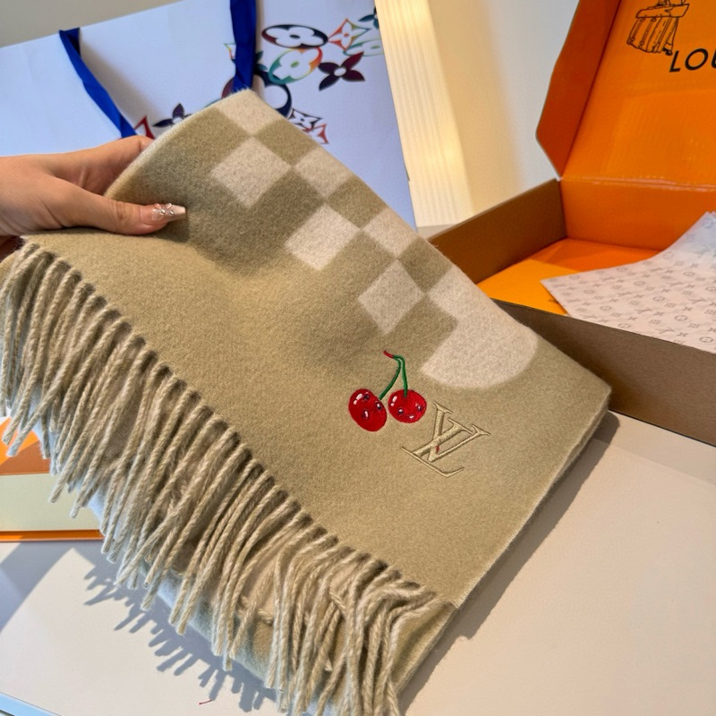 L新款櫻桃圍巾 好看的要瘋掉了，太有型太有魅力了 非常斯文時尚的秋冬單品！真的