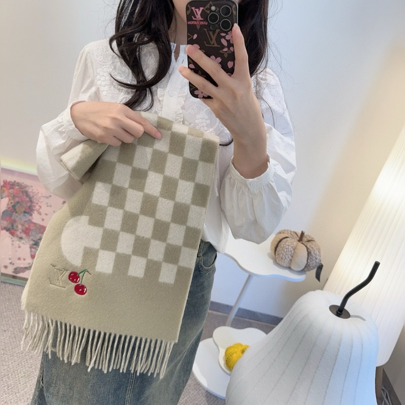 L新款櫻桃圍巾 好看的要瘋掉了，太有型太有魅力了 非常斯文時尚的秋冬單品！真的
