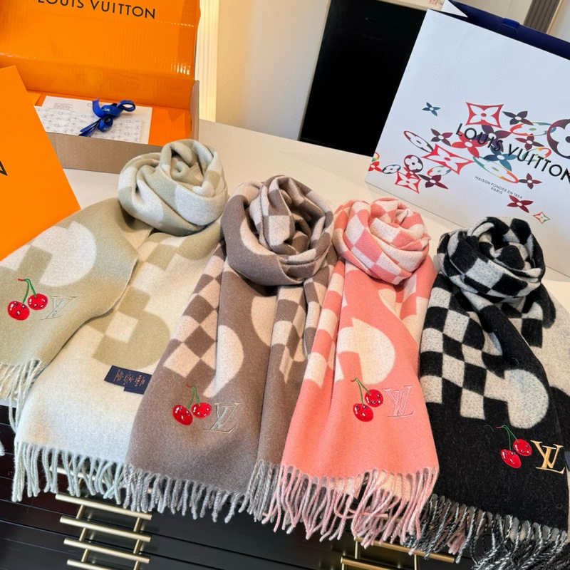 L新款櫻桃圍巾 好看的要瘋掉了，太有型太有魅力了 非常斯文時尚的秋冬單品！真的